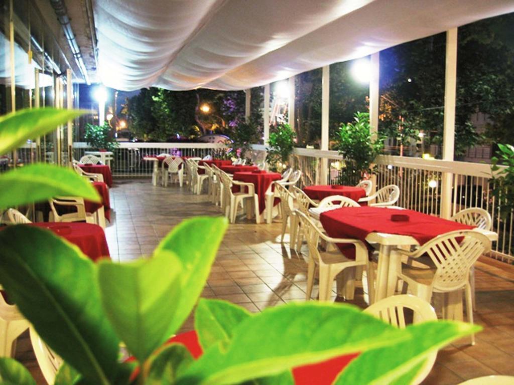 Hotel Galles Римини Экстерьер фото